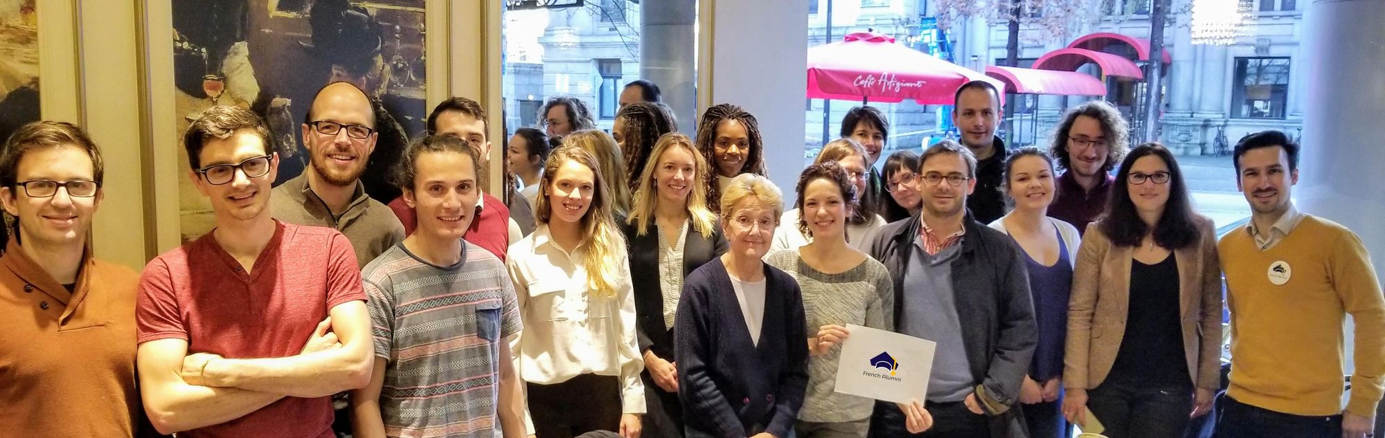 Des membres de French Alumni réunis devant un café de Vancouver