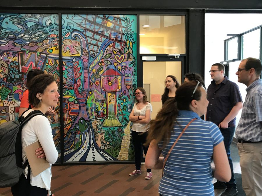 Des membres lors de la journée d’art French Sunlight, devant une fresque