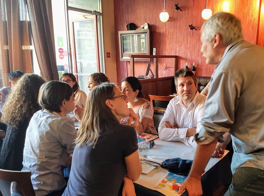 Des membres autour de la table lors d’un dîner French Sunset, juin 2017